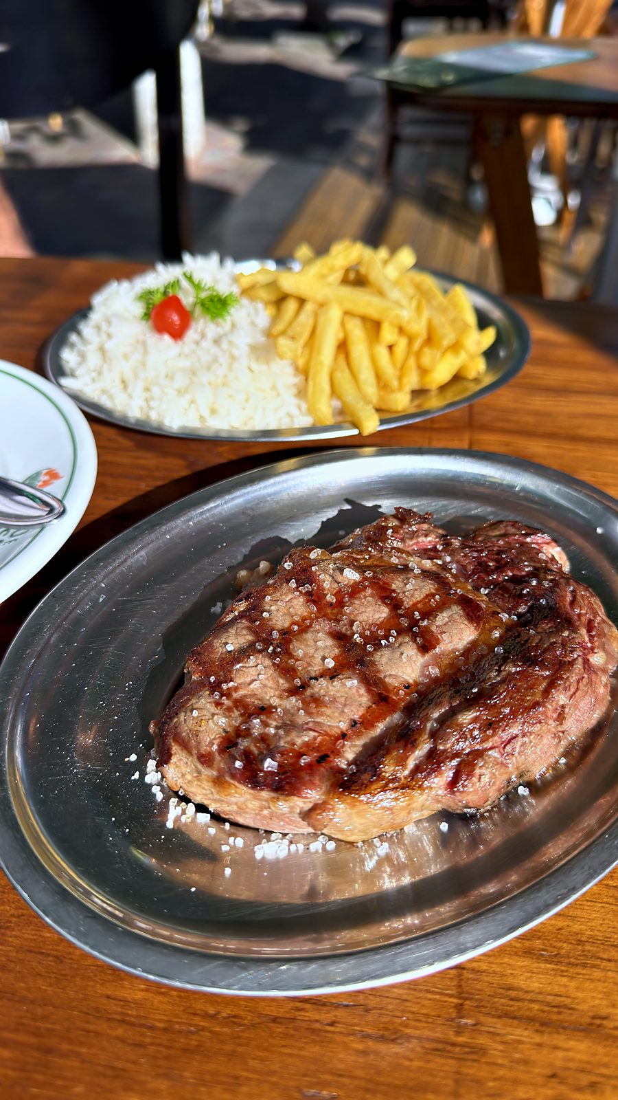 Bife grelhado com fritas no sol da tarde, Limão e Brasa